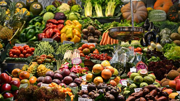 تباين في أسعار الخضروات في سوق العبور اليوم 10-3-2025 (البصل بـ 8 جنيهات)