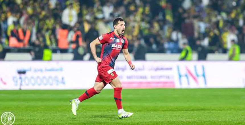 طارق حامد يعود لدكة بدلاء ضمك في الدوري السعودي بعد غياب 225 يومًا