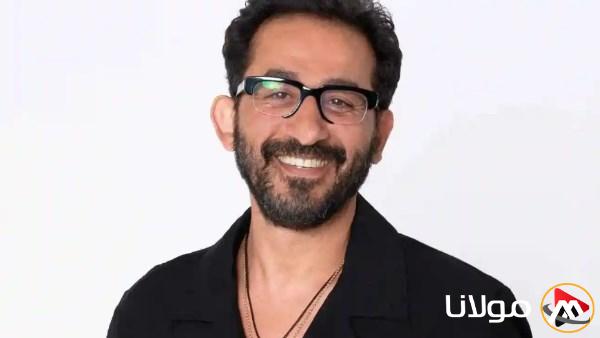 أحمد حلمي يضيف لمسة فكاهية مع المترجمة خلال تكريمه في مهرجان هوليوود.