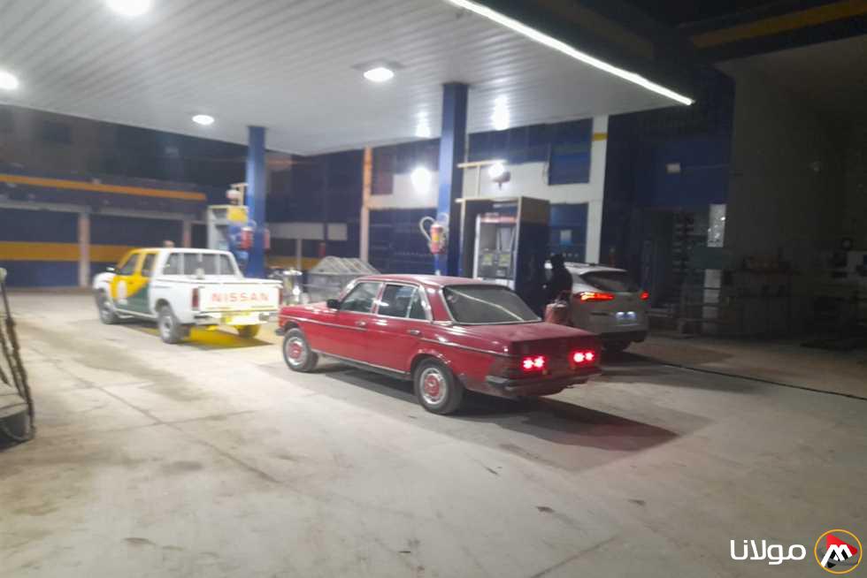 محافظ شمال سيناء يراقب سير العمل في محطات الوقود بعد ارتفاع أسعار البنزين والسولار.
