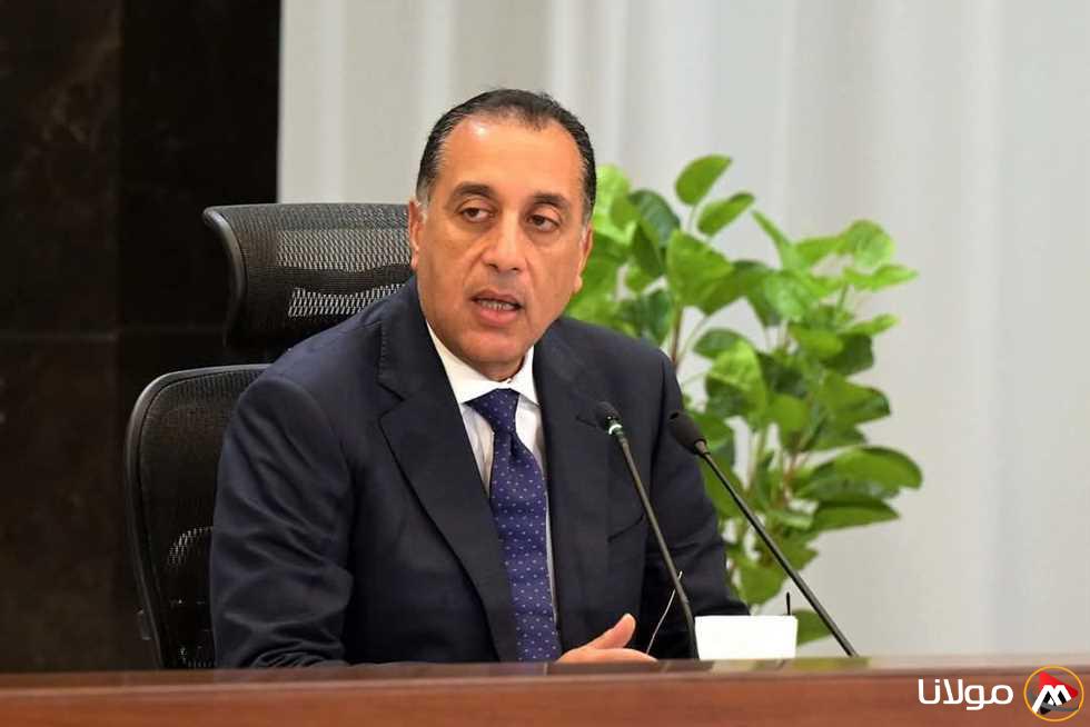 مدبولي: الحكومة حققت تقدمًا ملحوظًا في دعم الصناعة خلال جولة في عدة مصانع بالعاشر