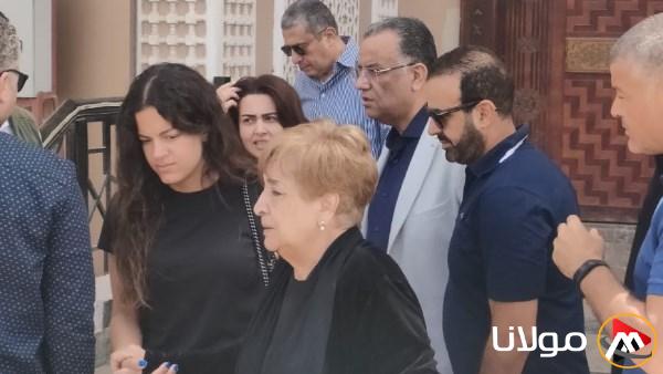 تعابير الحزن تسود عليها.. 10 لقطات من مراسم وداع زوج الإعلامية سناء منصور