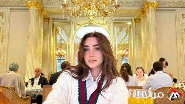 في مطعم.. هنا الزاهد تأسر جمهورها بإطلالة أنيقة وجذابة