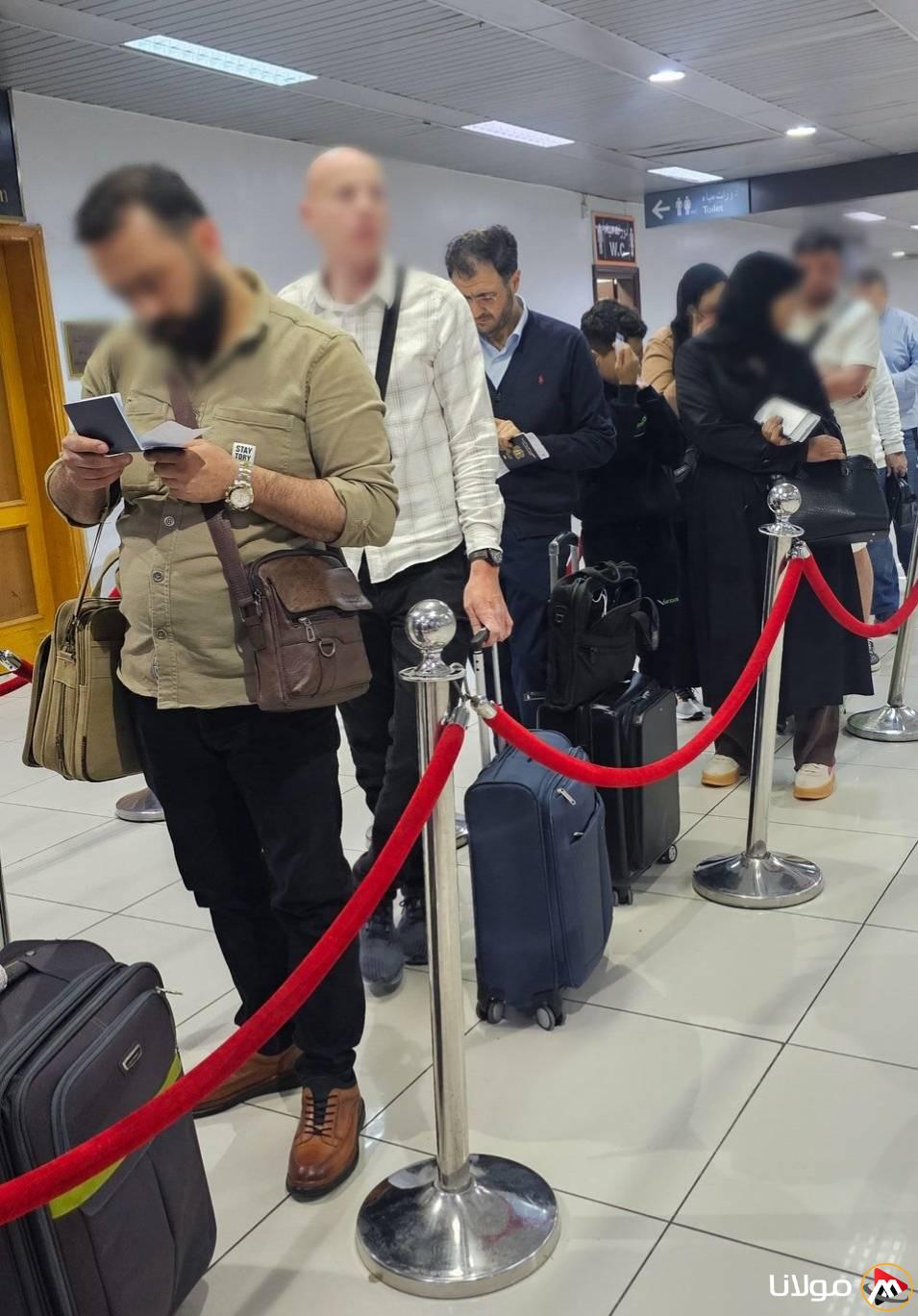 وزير سوري في المطار بانتظار إنهاء إجراءات جواز سفره.. صورة تثير تفاعل رواد مواقع التواصل