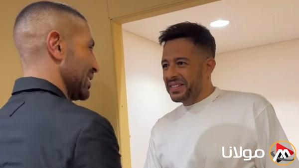 محمد حماقي يحتضن أحمد سعد خلال حفلة في مدينة العلا