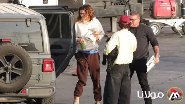 لحظات رومانسية ساحرة لتوم هولاند وزيندايا في أول ظهور لهما بعد الخطوبة