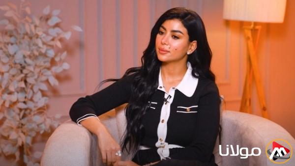 كارولين عزمي تعبر عن عدم رضاها عن ملابسها وتدعو الله للتغيير نحو الأفضل