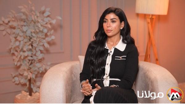 كارولين عزمي تكشف لأول مرة عن أسرار حياتها وتجربتها مع زيادة الوزن والشعور بعدم الرضا عن النفس