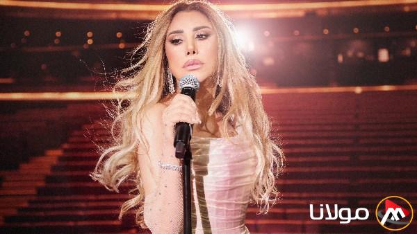 نجوى كرم تروج لألبومها الجديد NAJWA 2025 عبر قرص CD مميز على الحائط