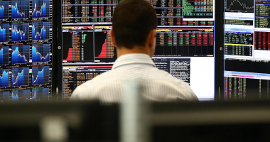 أسهم البنوك الأوروبية تصل إلى أدنى مستوياتها منذ عام 2021 بسبب القلق من نشوب حرب تجارية عالمية.