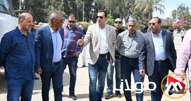 رئيس جهاز مدينة العاشر من رمضان يشرف على تنظيم معدات النظافة في المنطقتين الرابعة (أ) و(ب)