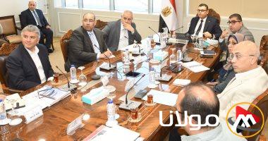 وزير الإسكان يناقش مع مسئولى أبناء حسن علام تقدم تنفيذ المشروعات الجديدة