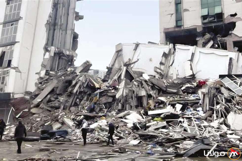 زلزال بقوة 6.2 يضرب إسطنبول ويجبر السكان على الفرار من منازلهم في حالة من الخوف (فيديو)