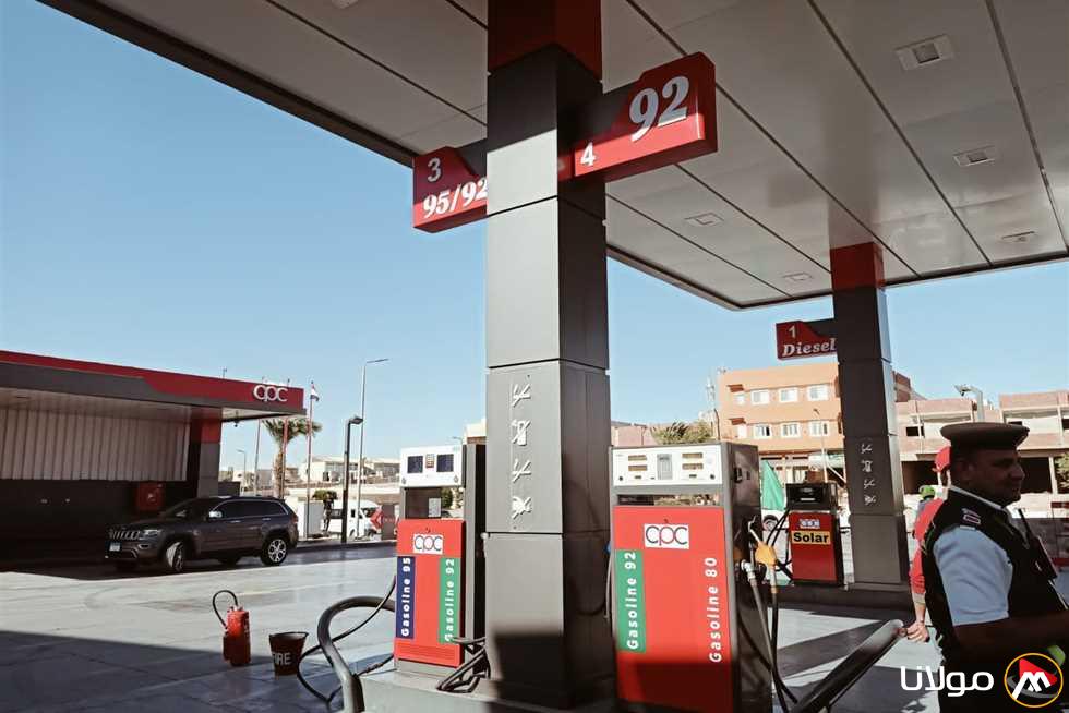إليك كيفية حساب تكلفة تعبئة سيارتك بـ بنزين 92 بعد الزيادة الجديدة، والتي تقترب من 1000 جنيه