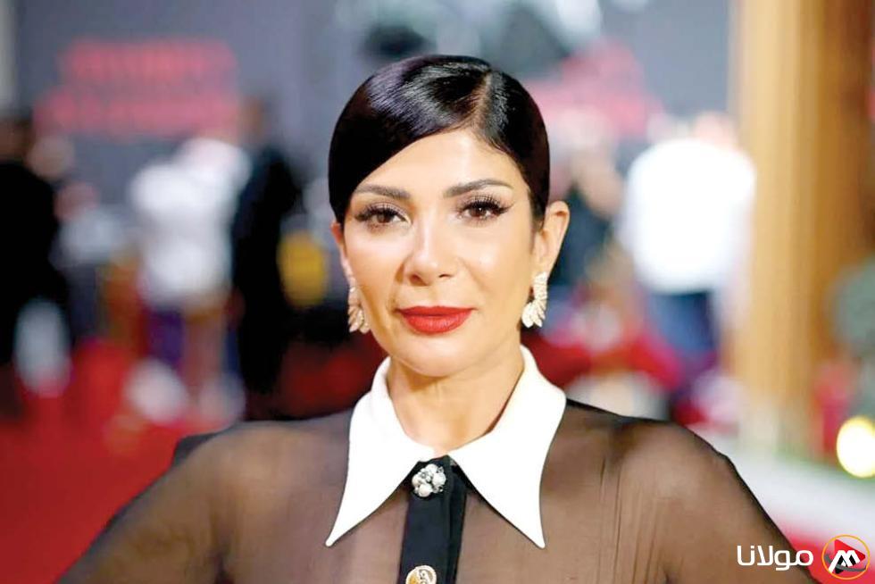 منى زكي تشارك رسالة لجمهورها من لوس أنجلوس.. ما ارتباط «الكنافة» بذلك؟