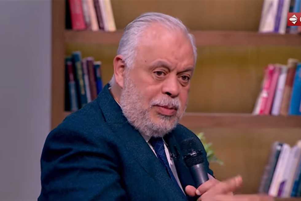 أشرف زكي يكشف عن أزمة تغطية جنازات الفنانين ويعلق على تصوير الدليفري (فيديو)