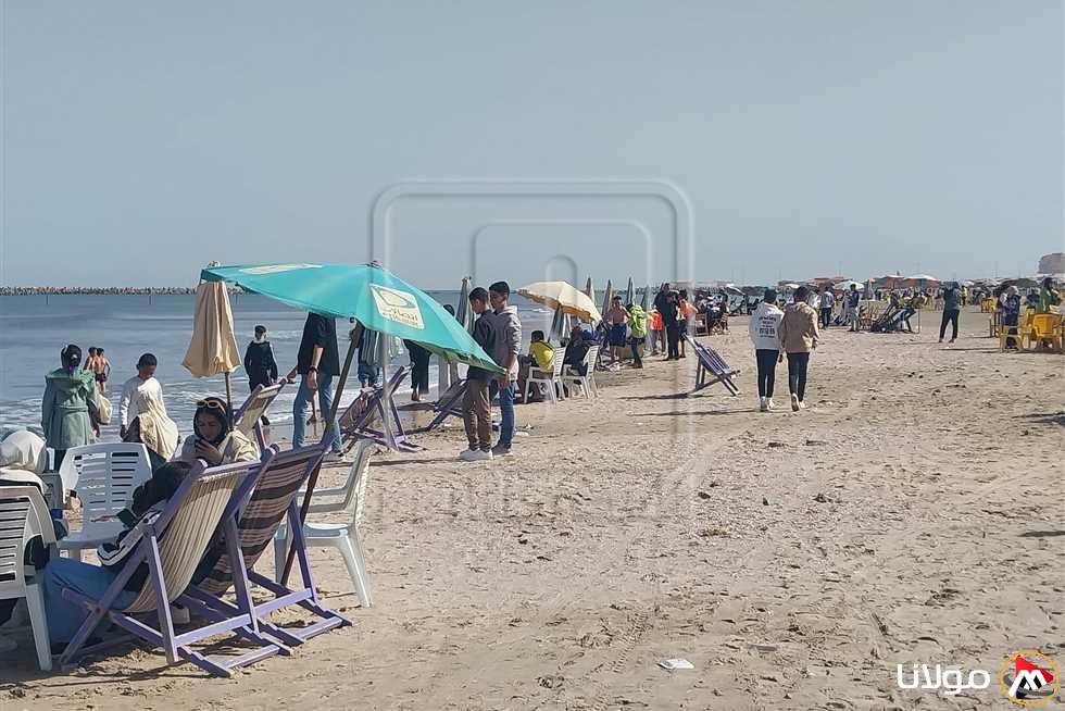 «مظلة بـ200 جنيه».. حل أزمة مستأجري كافيتريات رأس البر (التفاصيل)
