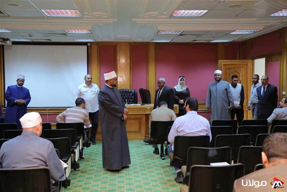 أمين “البحوث الإسلامية” يزور امتحانات المتقدمين لعضوية لجنة مراجعة المصحف.