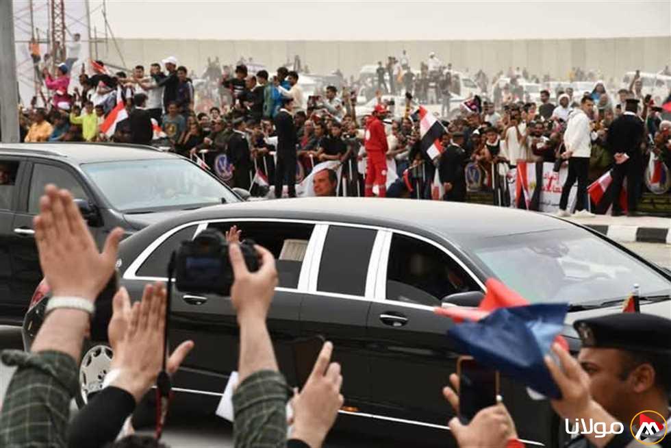 السيسي وماكرون يتجهان إلى معبر رفح ويتفاعلان مع الجماهير المعترضة على التهجير (صور)