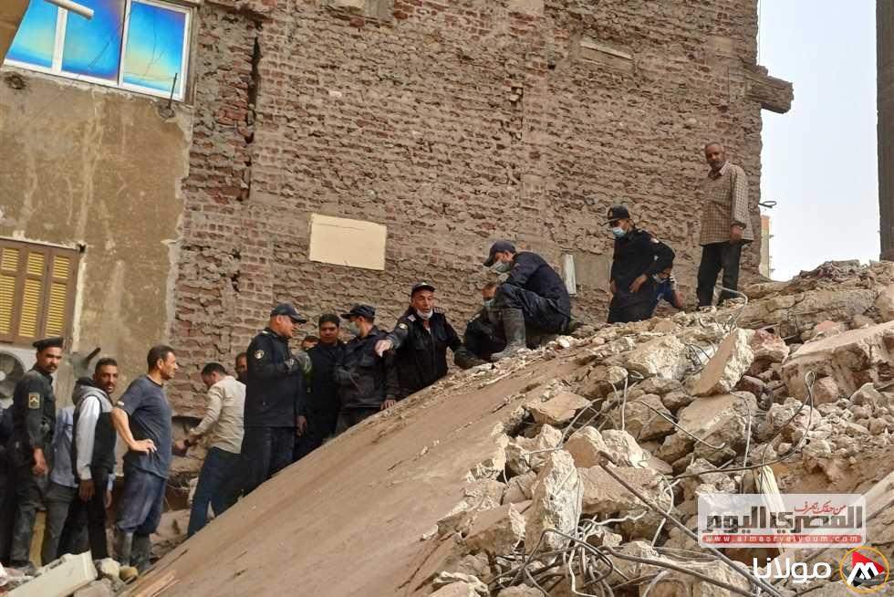 استخراج جثة امرأة وطفلة والبحث عن سبعة مفقودين جراء انهيار منزل في أسيوط