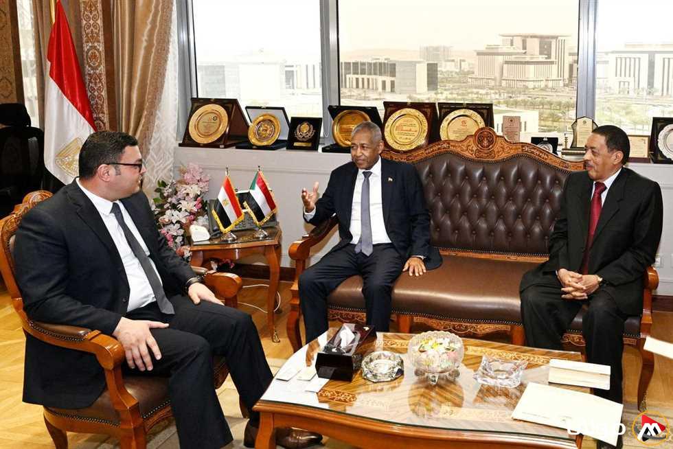 وزير الإسكان يتلقى زيارة السفير السوداني لمناقشة تعزيز فرص التعاون والمجالات المشتركة
