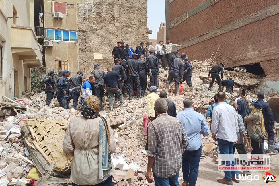 لحظة رعب: امرأة تنادي فرق الإنقاذ من تحت أنقاض “المنزل المنهار في أسيوط” (فيديو)