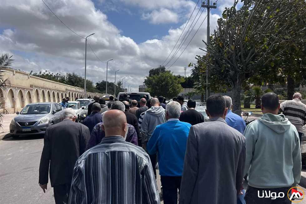 العشرات يودعون جثمان شقيق إيمان البحر درويش من مسجد المواساة في الإسكندرية (صور)