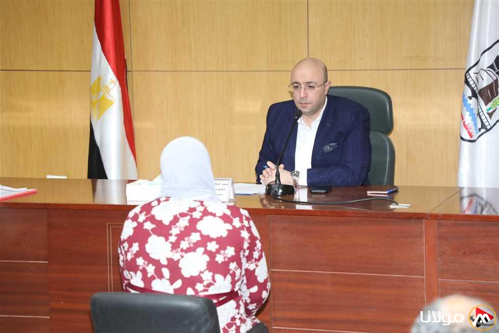 في اجتماع جماهيري، محافظ بني سويف يوجه بتقديم مساعدات طارئة ويستجيب لمشكلات البنية التحتية.