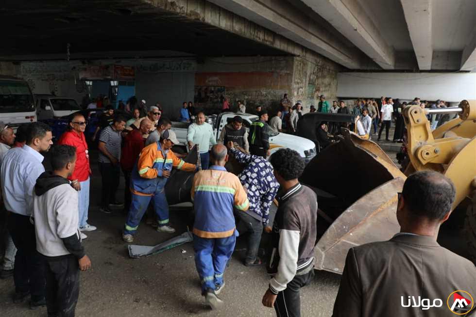محافظ القاهرة يطلق حملة لنقل الباعة المتجولين إلى مواقعهم في موقف السلام الجديد.