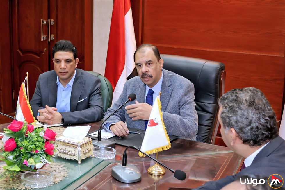 محافظ سوهاج يستعرض شكاوى المواطنين بشأن تسعيرة الأجرة بعد رفع أسعار الوقود