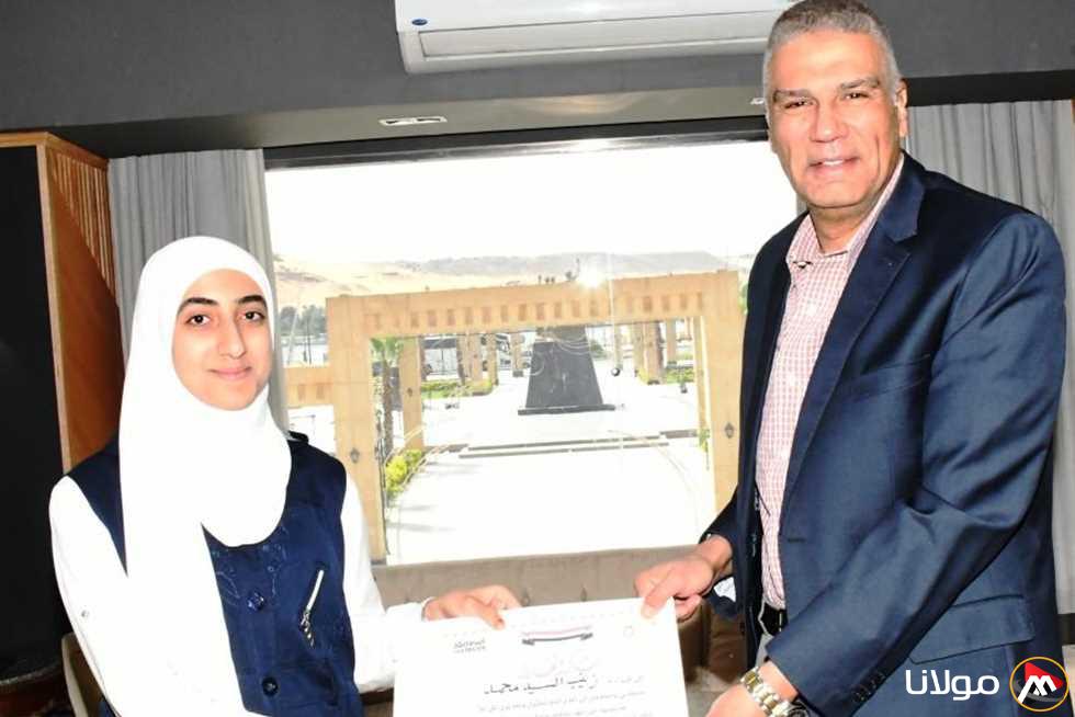 محافظ أسوان يقدّم التكريم للطالبة الحاصلة على المركز الأول في مسابقة القرآن الكريم على مستوى البلاد.