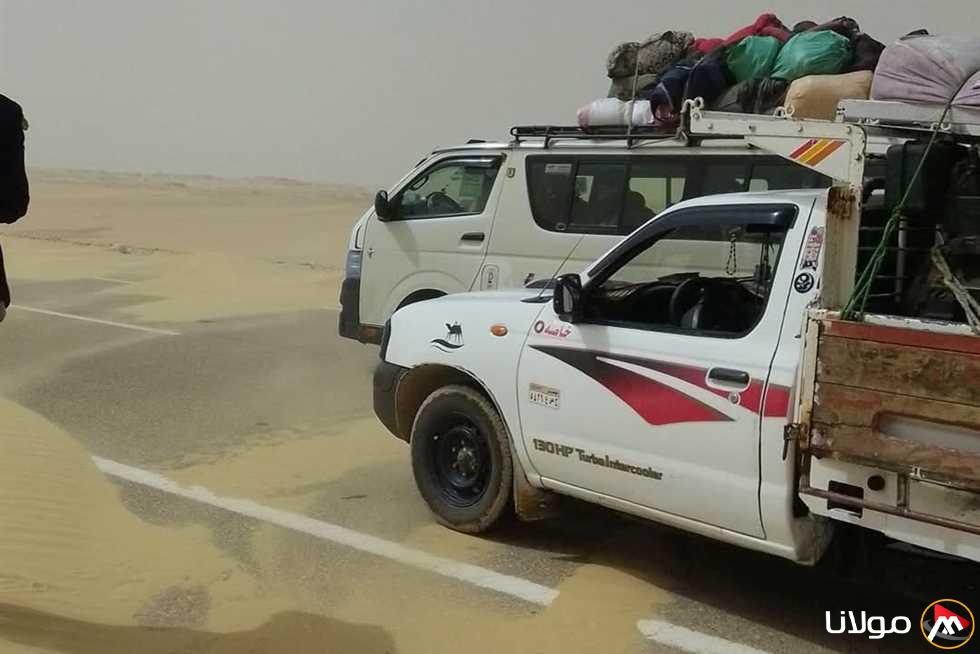 الغبار يعيق حركة المرور على الطرق السريعة في الوادي الجديد