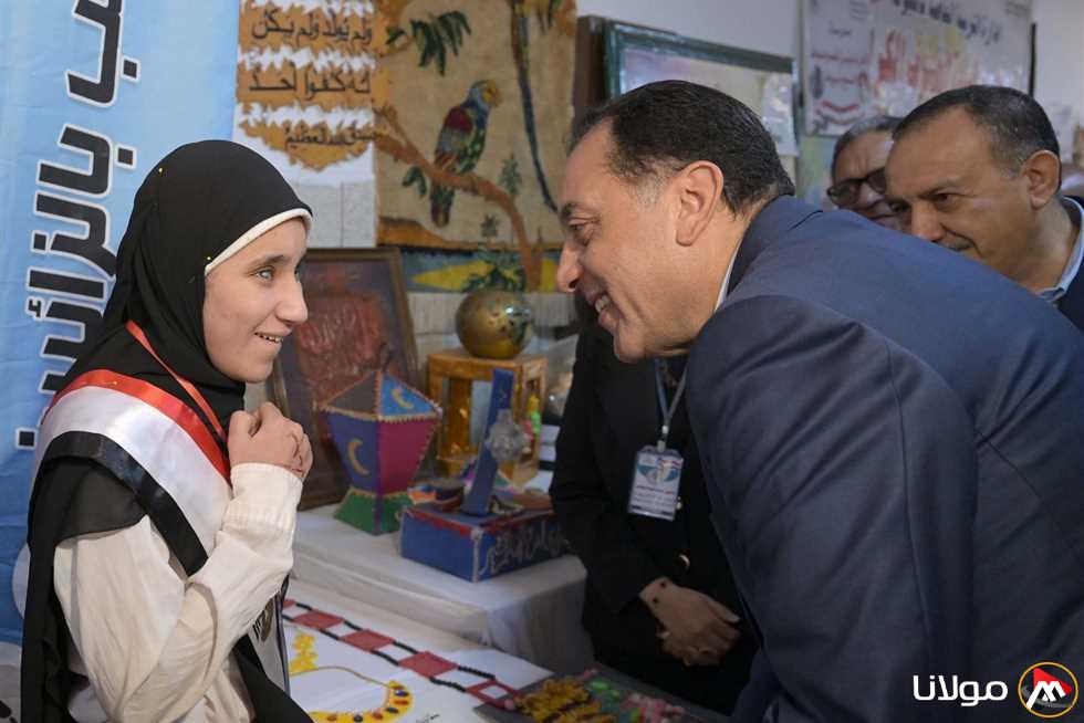 رئيس الوزراء يزور مدرسة للتكنولوجيا التطبيقية في منفلوط ويتحدث مع الطلاب