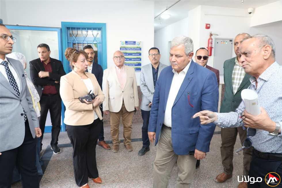 رئيس الشركة القابضة لمياه الشرب يقوم بجولة في محطة الهلالي لمراقبة مستوى الخدمة في أسيوط