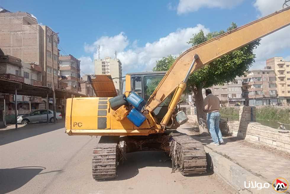 محافظ كفر الشيخ يراقب عمليات تنظيف ترعة القضابة في مدينة فوه