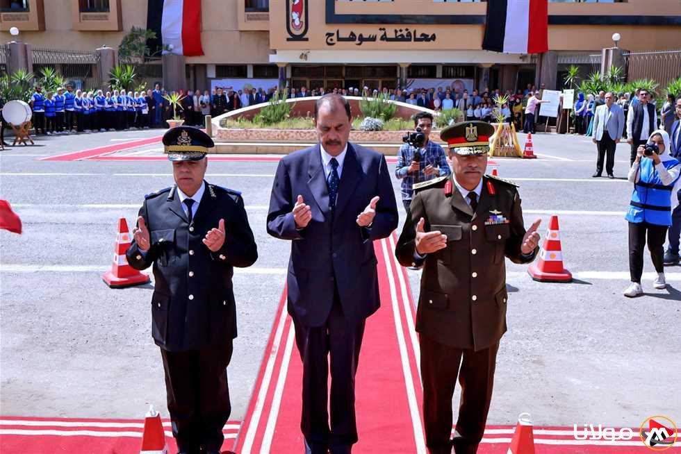 بمناسبة العيد القومي.. محافظ سوهاج يكرّم الشهداء بوضع أكاليل الزهور على النصب التذكاري