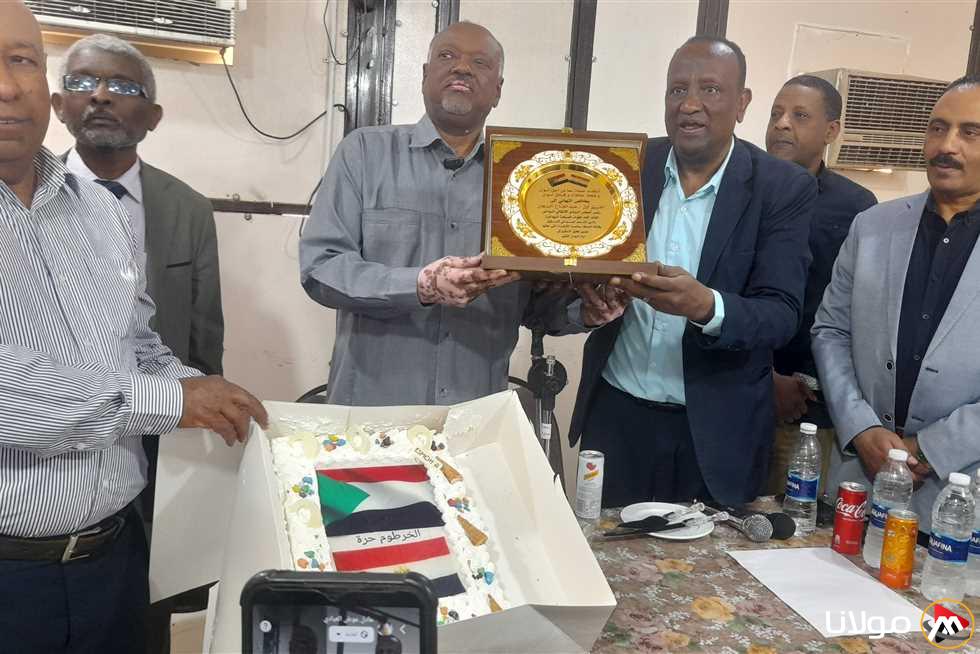 استقبال القنصل السوداني لوفد شعبي من أسوان بعرض قالب حلوى يحمل علمي مصر والسودان وعبارة ‘الخرطوم حرة’