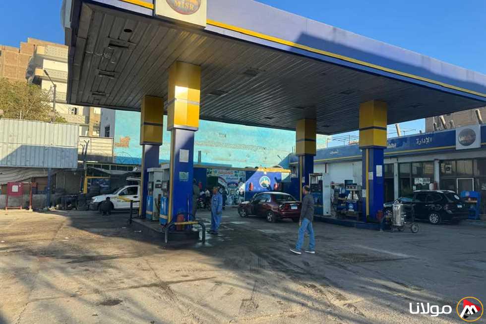 مدير تموين قنا يزور محطات الوقود بعد ارتفاع أسعار البنزين والسولار (صور)