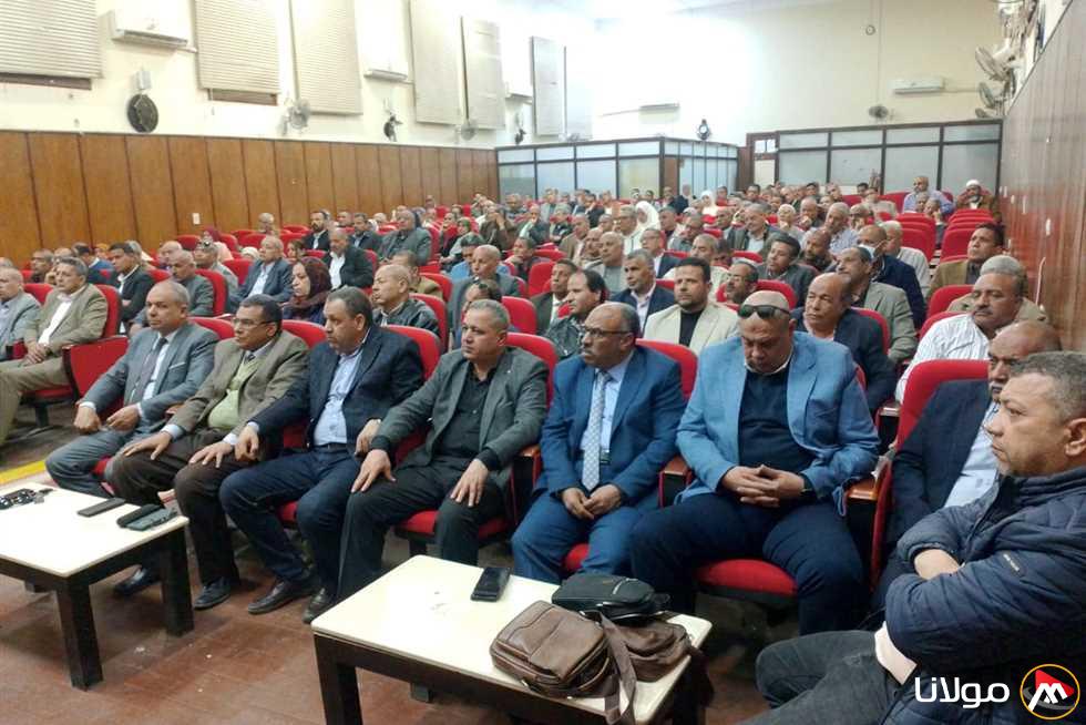 محافظ أسيوط يشدد على ضرورة خلق بيئة تعليمية مشجعة للطلاب في المدارس