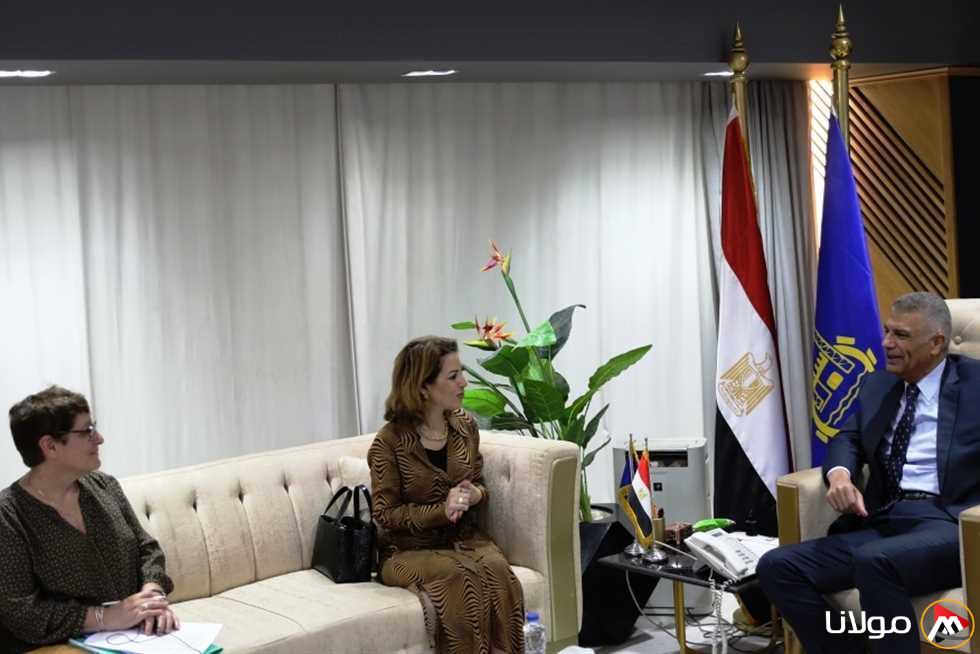 محافظ أسوان يستقبل بعثة من منظمة التعاون والتنمية الاقتصادية لمناقشة سبل تعزيز التعاون.