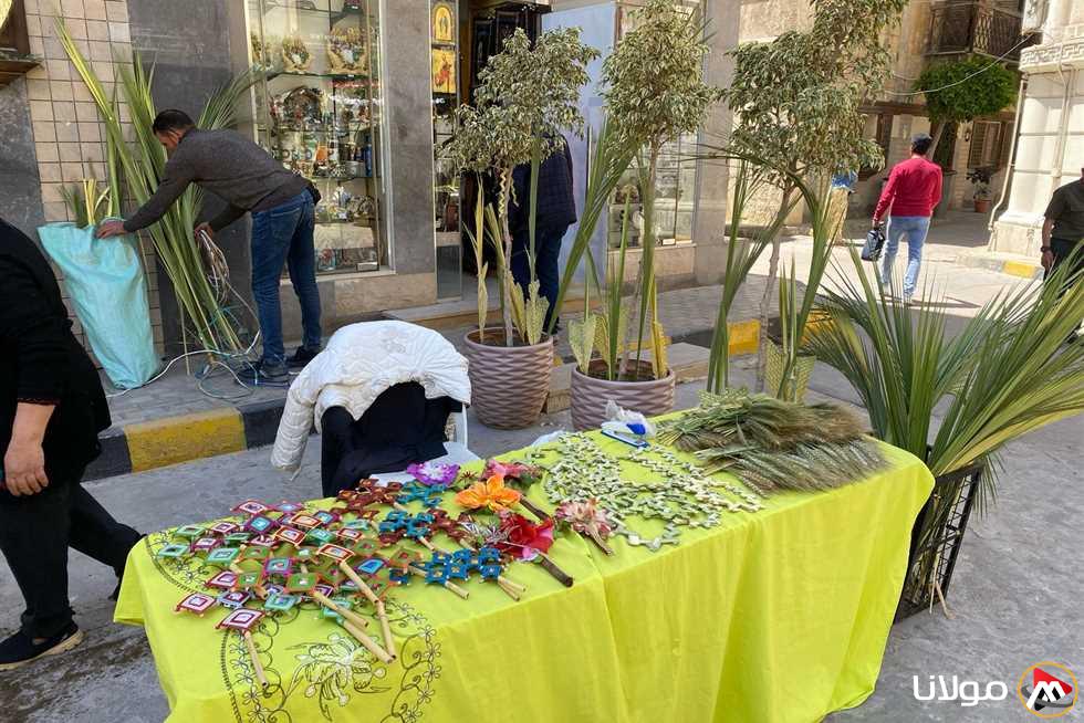 «تيجان وصلبان وأطواق».. بائعو السعف يتواجدون في ساحة «كاتدرائية الإسكندرية» تزامناً مع انطلاق أسبوع الآلام (صور)