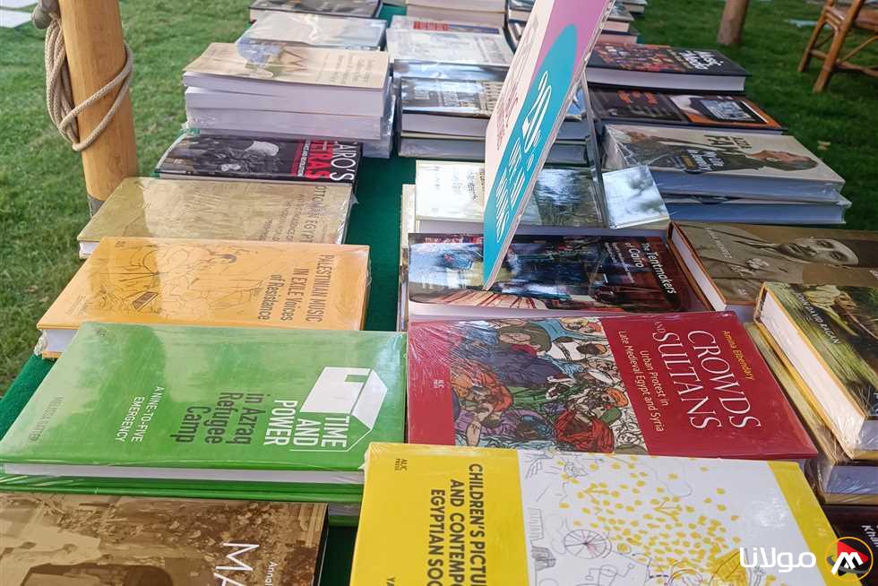 إقبال كبير على الكتب في مهرجان الجامعة الأمريكية بأسعار تتراوح بين 150 و2500 جنيه.