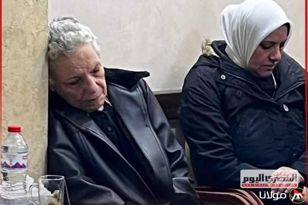 الحزن يكسو وجه عارفة عبدالرسول خلال عزاء زوجها (بث حي)