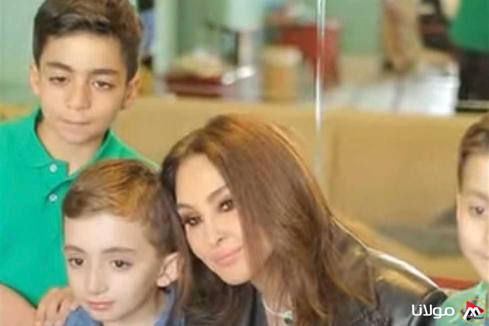 إليسا تحقق حلم طفل مصاب بالسرطان بزيارتها له (فيديو)