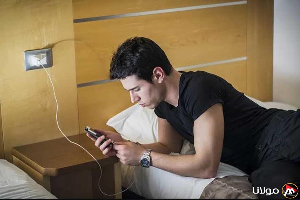 صاعقة كهربائية تودي بحياة شاب أثناء استخدامه لهاتفه.. ما التفاصيل؟