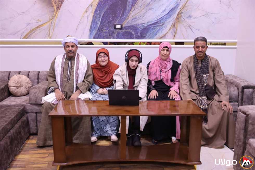 وزارة الاتصالات تُهدي طالبة في أسيوط جهاز حاسوب محمول ومنحة للتدريب