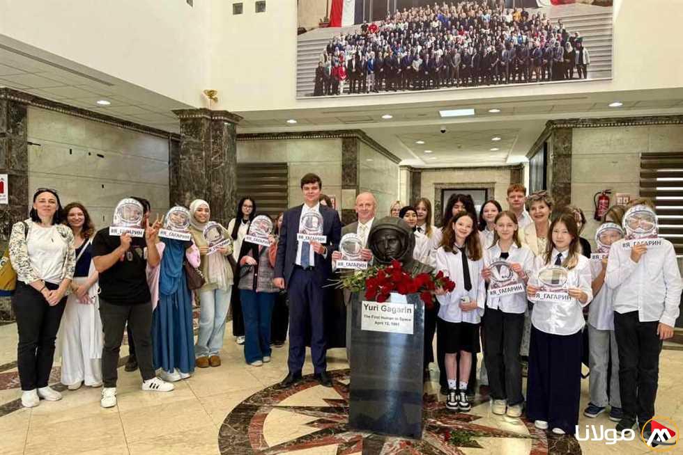 وفد روسي يضع الورود أمام تمثال يوري جاجارين إحياءً لذكرى زيارته إلى مصر