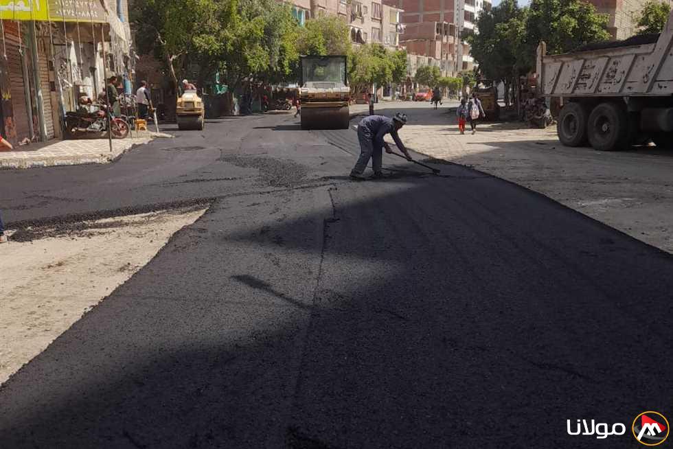 محافظ أسوان يوجه بسرعة إتمام رصف طرق كسر الحجر و«كيما-السماد»