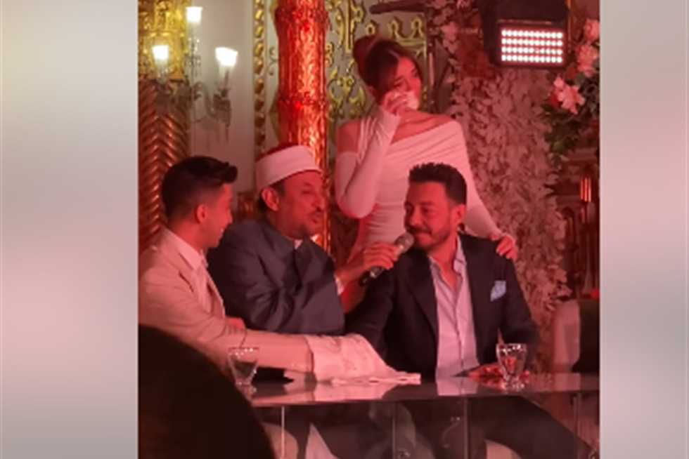 أحمد زاهر يتأثر حتى الدموع خلال لحظة مؤثرة في حفل عقد قران ابنته ليلى على هشام جمال (فيديو)
