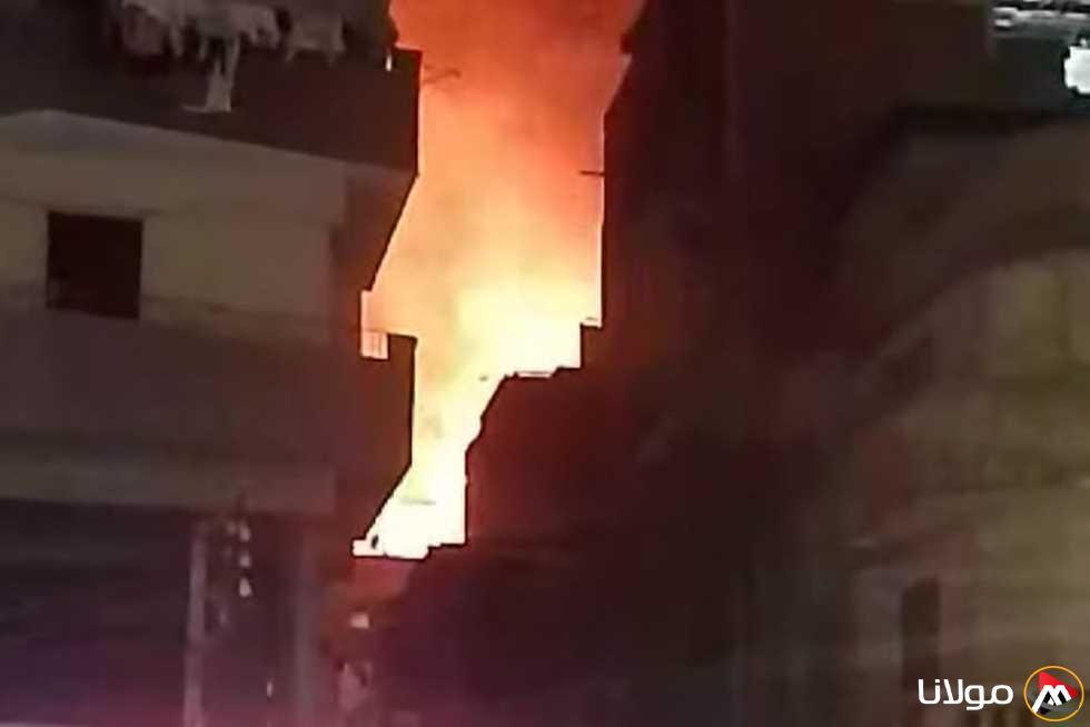 إخماد حريق كبير في قمة مبنى سكني بالغربية (صور)